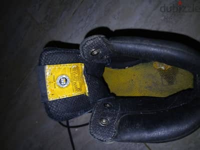 جزمة caterpillar مقاس ٤٣