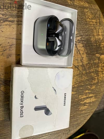 Galaxy Buds 3 Silver كالجديدة بضمان الوكيل
