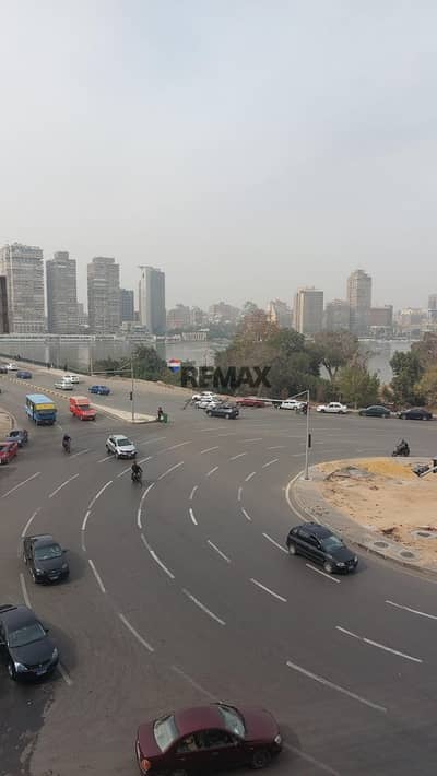 للبيع شقة ٢١٠ م تطل علي النيل بالمنيل