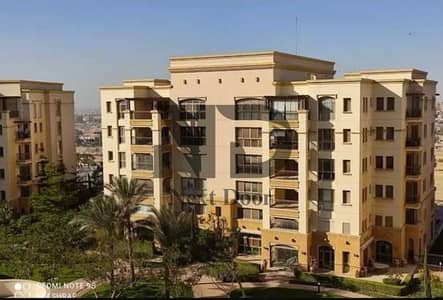 شقة بموقع مميز متشطبة بالكامل بالتكييفات للبيع في اب تاون كايرو