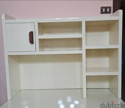 مكتبه للبيع بها رفوف
