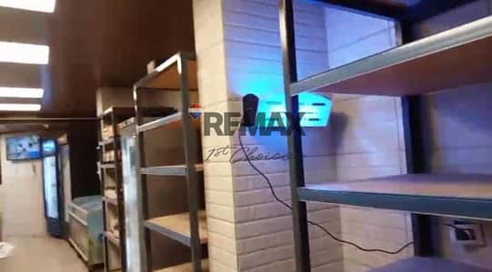 محل مميز للبيع بشيراتون مصر الجديده ، شارع رئيسي حيوي