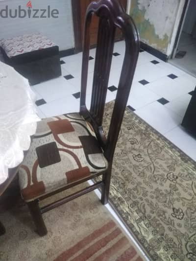 تربيزة مدورة و٤ كراسي