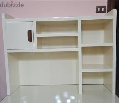 مكتبه للبيع بها رفوف