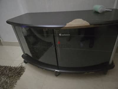 ترابيزه تليفزيون appliance ١١٥×٥٥ وارتفاع ٦٠ بعجل