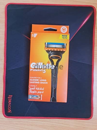 Gillette Fusion 5 - (مع *هدية مجانيه* (مرطب للشفاه
