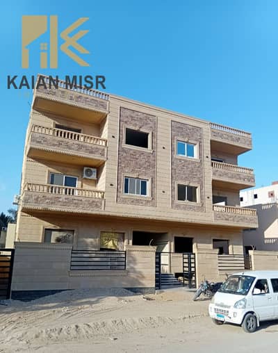 ارضى مرتفع لقطة ١٩٠ م + ٦٠ م جاردن بأرقى احياء الفيلات بمدينة الشروق وبجانب جميع الخدمات
