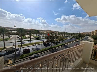 شقة مميزة بمساحة 246 متر للإيجار المفروش، بإطلالة مباشرة على النادي، فرش فندقي جديد بالكامل وأول سكنmadinaty