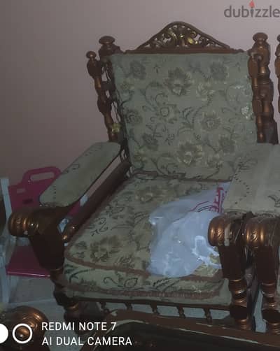 طقم كنب للبيع بحالة جيدة وخشب متين من الطراز القديم