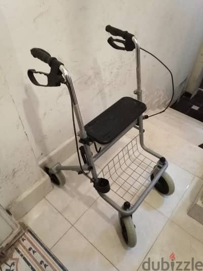 مشاية 4 عجلة لكبار السن حاله ممتازه