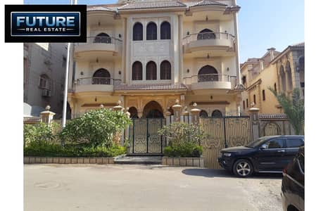شقة 200 م + 32 م جاردن في منطقة الفيلات في المجاورة الخامسة في التجمع الأول بالقرب من محور مصطفى كامل