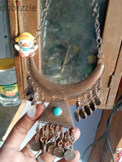 عقد نحاس بفص فيروز  قديم بتاع جدتي للبيع