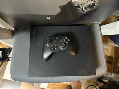 Xbox One X بحالة ممتازة جدًا