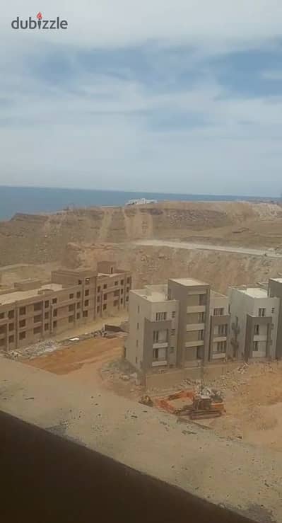 شاليه + روف للبيع بإطلالة مزدوجة على حمام السباحة والبحر  في جبال - العين السخنة