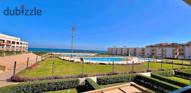 شاليه أرضي يطل على البحر وحمام السباحة بحري في لاسيستا - العين السخنة