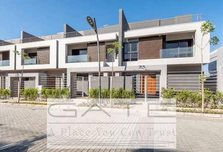 للبيع توين هاوس متشطب الترا لوكس جاهز للسكن فورًا في كمبوند الباتيو الزهراء الشيخ زايد بجوار النادي الأهلي وفيو حمام سباحة