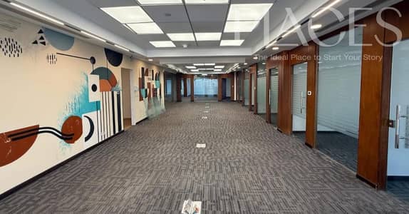 مكتب إداري للإيجار بموقع متميز علي التسعين الشمالي مساحه 1,100 متر  كامل التشطيب الإداري، مناسب للشركات والمقار الإدارية