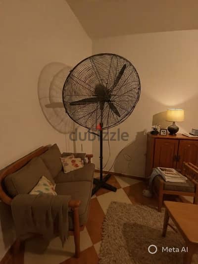 مروحة كبيرة استند