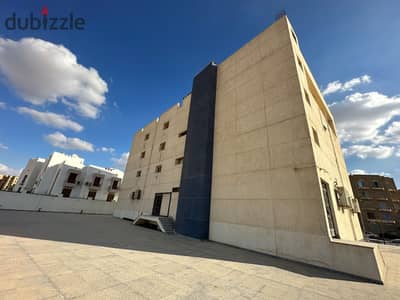 Café for rent 450m in a commercial mall in the best area in the heart of 6 October City, fully equipped and licensed, in addition to a spacious outdoor area ready for delivery and operation, distinguished location