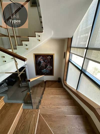 Corner townhouse for sale, immediate occupancy, ultra-super-luxurious, with kitchen and air conditioning, in Pyramids Hills.