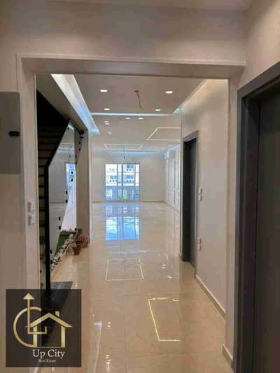 اي فيلا رووف اول سكن للايجار بكمبوند ماونتن فيو هايد بارك تشطيب الترا مودرن - 5 غرف نوم -  مطبخ و تكييفات وأجهزة اول سكن