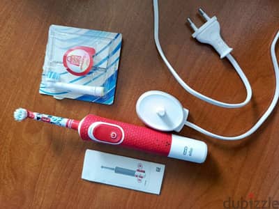 طقم فرشه أسنان كهربائية Oral-B أصلية  بحالة ممتازة