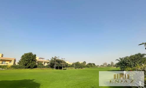 A villa for sale with the largest land area in the city, directly on the golf course and steps away from the dog park. It features 7 bedrooms, 1750 sq