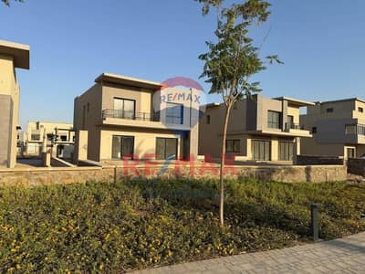 For quick sale: Hotel-style villa with monthly installments of 30,000, located on the central axis and the Green River