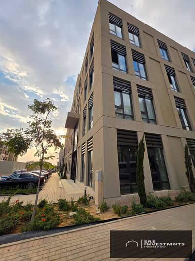 For rent at a bargain price, an administrative office with luxurious finishing in District 5 - ready to operate in a strategic location close to Mega
