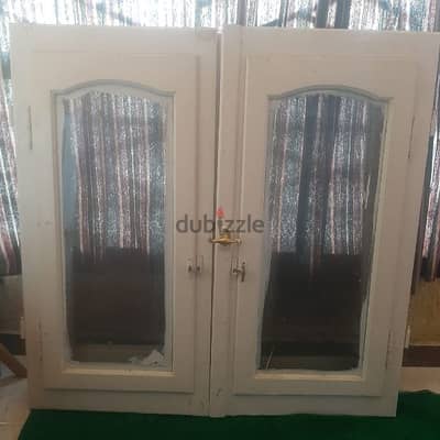 شباك زجاج وسلك