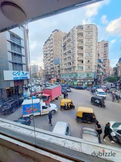 للبيع ميزان تجارى مساحه ٧٢م بشارع رئيسى و حيوى بجوار مطعم عبد الوهاب دوران السيوف مقسم الي ٢ باكيه الواجهه كلها علي الشارع زجاج سيكوريت عداد كهرباء وم