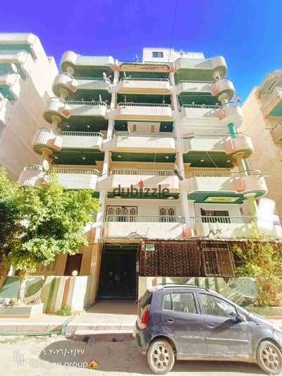 شقه فى اسكندرية شاطئ النخيل بجوار الخدمات والأسواق واجهة بحرى دقائق من حمام سباحه ميرا مسجلة كاملة المرافق