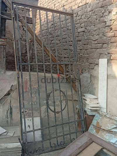 باب حديد كبير و ثقيل جدا بالحلق