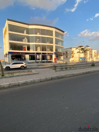 A complete mall in the heart of 6th of October City, licensed for commercial and administrative use, with a prime location, super ultra finishing, fully finished, suitable for banks, hypermarkets, major companies, and agencies directly from the owner.