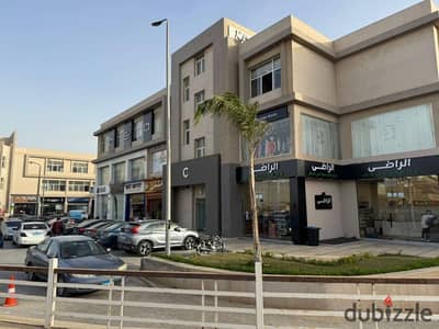 محل تجاري ع الواجهه استلام فورى   للبيع في منطقة الكرمة 4، الشيخ زايد، بالقرب من بيفرلي هيلز.