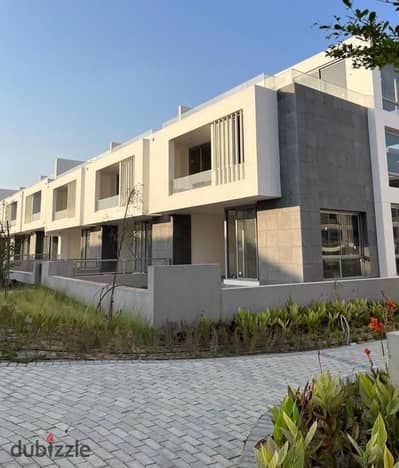 For sale: Middle townhouse, 252m², in Jules Compound, landscape view, overlooking a lake. Delivery 2027                                             .