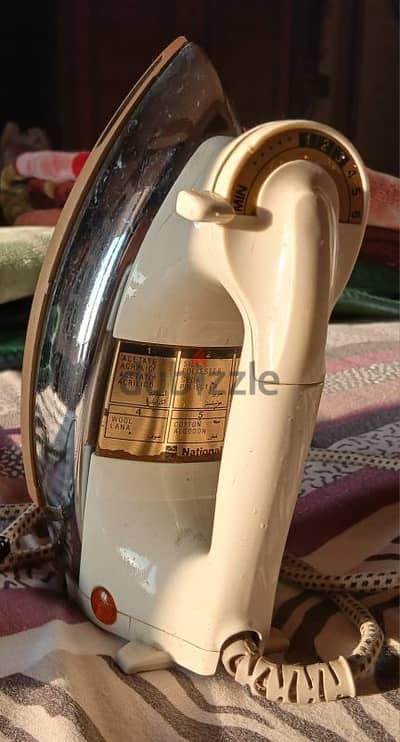 مكواة كهرباء ١٠٠٠ وات