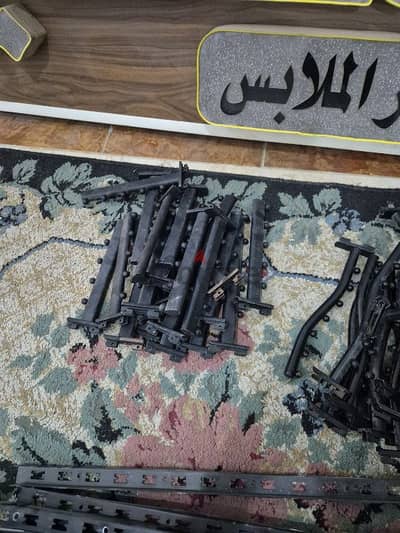 مستلزمات محل كوابيل واستاند شامل الزجاج ويافطة مضيئة قابلة للتعديل