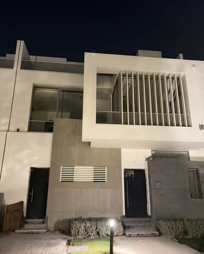 للبيع تاون هاوس استلام فوري متشطب بالتكيفات واسانسير كمبوند جولز علي البحيرة 6 اكتوبر توسعات شرقية