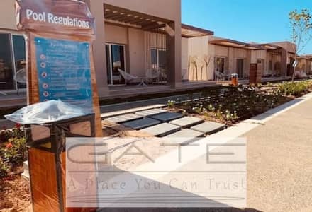 شاليه مميز للبيع في جايا رأس الحكمة داخل زون Z بإطلالة مباشرة على حمام السباحة وتشطيب سوبر لوكس جاهز للاستلام