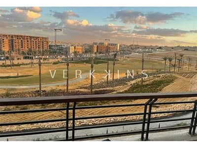 شقة بموقع مميز في جولف ريزيدنس اب تاون كايرو للبيع متشطبة بالكامل Uptown Cairo