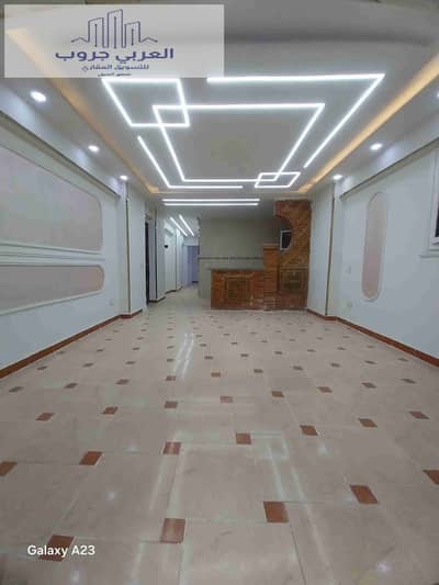 شقه ارضي(على شارع 2)في الإسكندرية شاطئ النخيل 3نوم تاني شارع من الرئيسي بجوار البحر