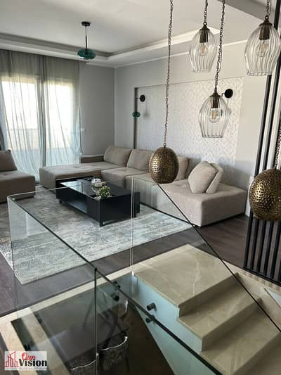 Penthouse Built Area: 200 square meters plus a roof: 75 square meters overlooking the main street Number of rooms: 3 bedrooms one of them master bathroom and dressing