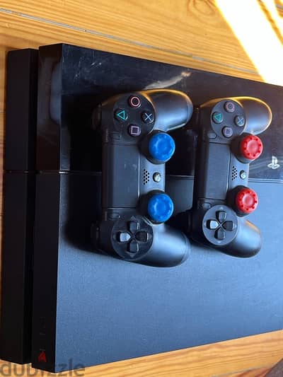 ps4 بلاي استيشن ٤ و ٢ دراع اصلي و الشنطه الاصليه