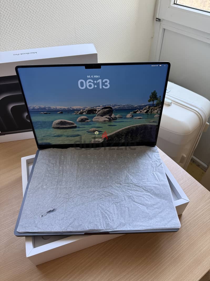 MacBook Pro M3 16' 18gb 96% battery BOX 1