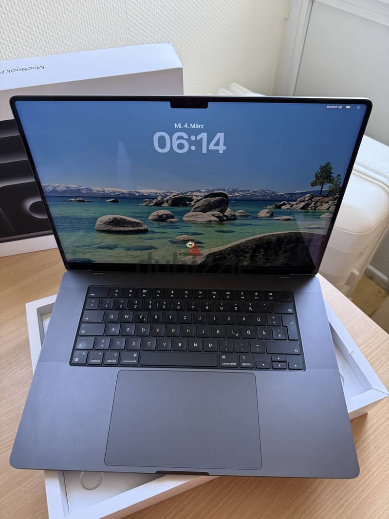 MacBook Pro M3 16' 18gb 96% battery BOX 2