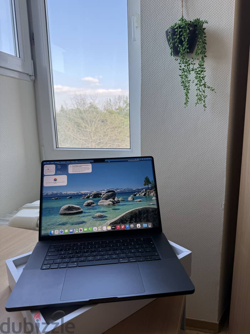 MacBook Pro M3 16' 18gb 96% battery BOX 3