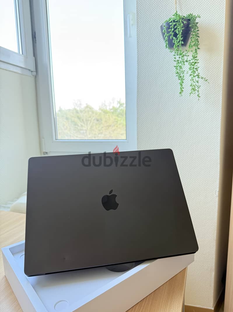 MacBook Pro M3 16' 18gb 96% battery BOX 6