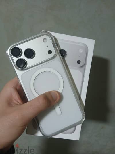 17pro max  سيلفر ٢٥٦ Esim