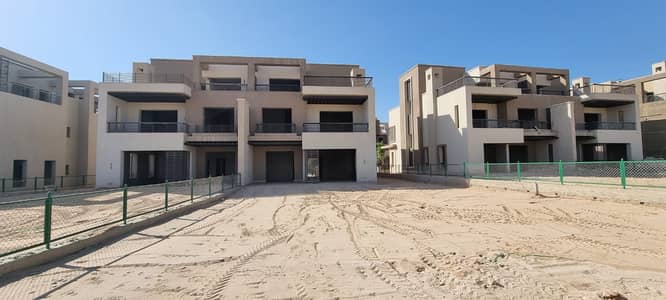منزل للبيع في جولدكليف  نيو جيزة - منزل توأم  المساحة المبنية: ٣٧٥ متر مربع  الأرض: ٦١٧ متر مربع  غرف نوم: ٣ (٣ غرف نوم رئيسية)  حمامات: ٣  نصف تشطيب